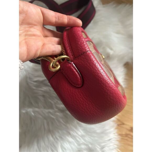 Coach Camera Bag Signature Canvas Heart Print Crossbody C8390 - Picture 4 of 10